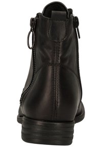 Černé kožené kotníkové boty s vysokým zipovým zapínáním, zaoblenou špičkou a podešví na podpatku. Mají detailní prošití a poutko na zipu.