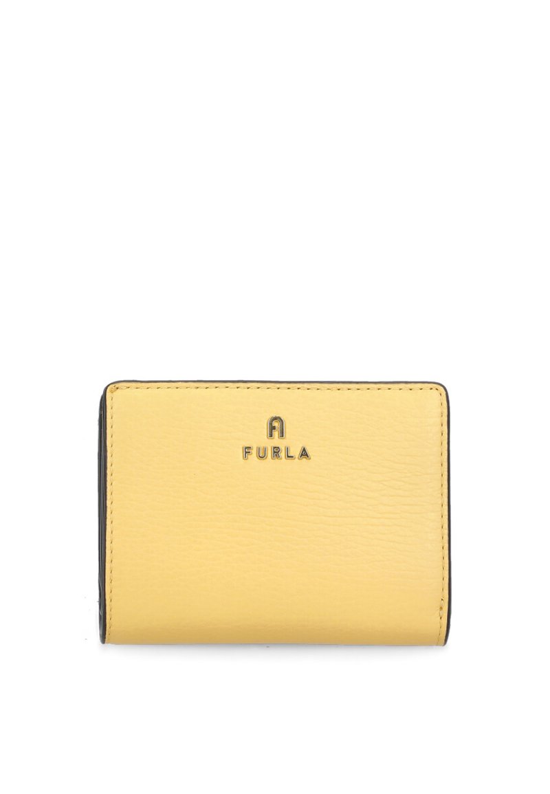 Cartera amarilla de cuero con un acabado texturizado, que presenta un ribete negro, un logo en relieve y un diseño rectangular. Compacta y funcional.