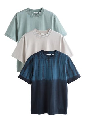 Drie T-shirts met korte mouwen en ronde hals, in gedempte groene, licht beige en donkerblauwe tie-dye, verticaal gestapeld op een witte achtergrond.