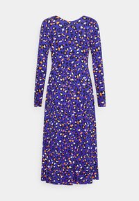 Långärmad klänning i lila tyg med en färgglad leopardmönsterdesign i orange, svart, vitt och blått, med en flödande silhuett.