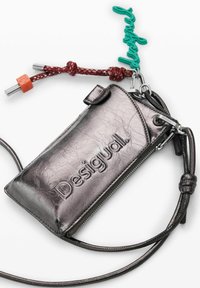 Pochette a tracolla in pelle grigia metallizzata con zip, logo in rilievo e accenti colorati tra cui un portachiavi turchese e una tracolla intrecciata rossa.