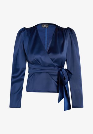 Blusa avvolgente in satin blu navy con maniche lunghe, caratterizzata da un profondo scollo a V, spalle arricciate e chiusura con fiocco laterale per regolare la vestibilità.