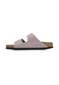 Lila Leder-Sandale mit zwei ausgeschnittenen Riemen, Korkfußbett und einer schwarzen Gummisohle, die ein dezentes Markenlogo an der Seite trägt.
