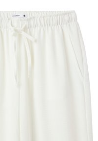 Pantaloni con vita elastica bianca e cordoncino, dotati di tasche laterali e una texture morbida e liscia. Ideali per un look casual.