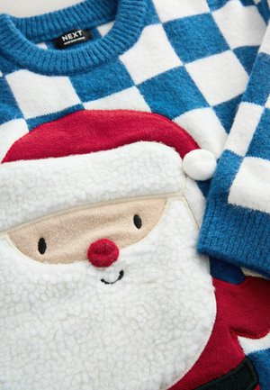 Blaue und weiße kariierte Strickjacke mit einem flauschigen Weihnachtsmann-Gesicht; zeichnet sich durch rote Akzente, einen strukturierten weißen Bart und eine runde rote Nase aus.