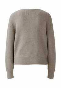 Pull beige côtelé avec des manches longues et un col rond. La texture est douce et tricotée, offrant une coupe décontractée et un ourlet fini.