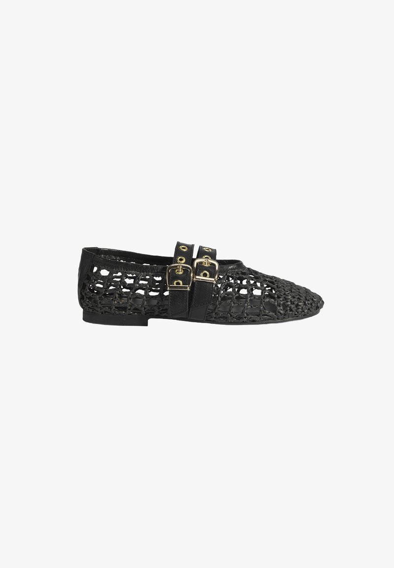 Mocassins tissés noirs avec une tige texturée, un bout pointu et deux sangles réglables avec boucles en or.