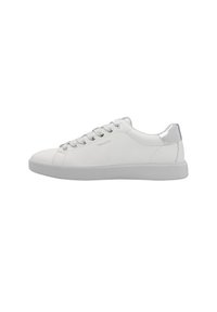 Sneaker bianca in pelle con punta arrotondata e suola grigia, dotata di accenti argentati sul tallone e sei asole metalliche con lacci.