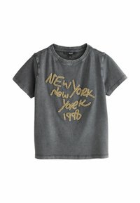 Pelēks kokvilnas T-krekls ar īsām piedurknēm, ar zelta izšūtu tekstu: “NEW York 1998” ikdienišķā, roku rakstā.