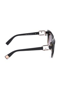Lunettes de soleil noires avec verres rectangulaires dégradés, charnières en métal doré et détail du logo sur les embouts des branches, vues de côté.
