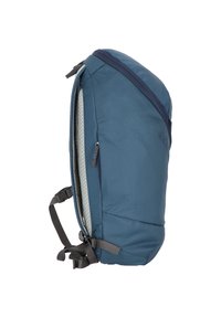 Zaino blu scuro con una texture liscia, dotato di una cerniera laterale, spallacci regolabili e un design slim e angolare.