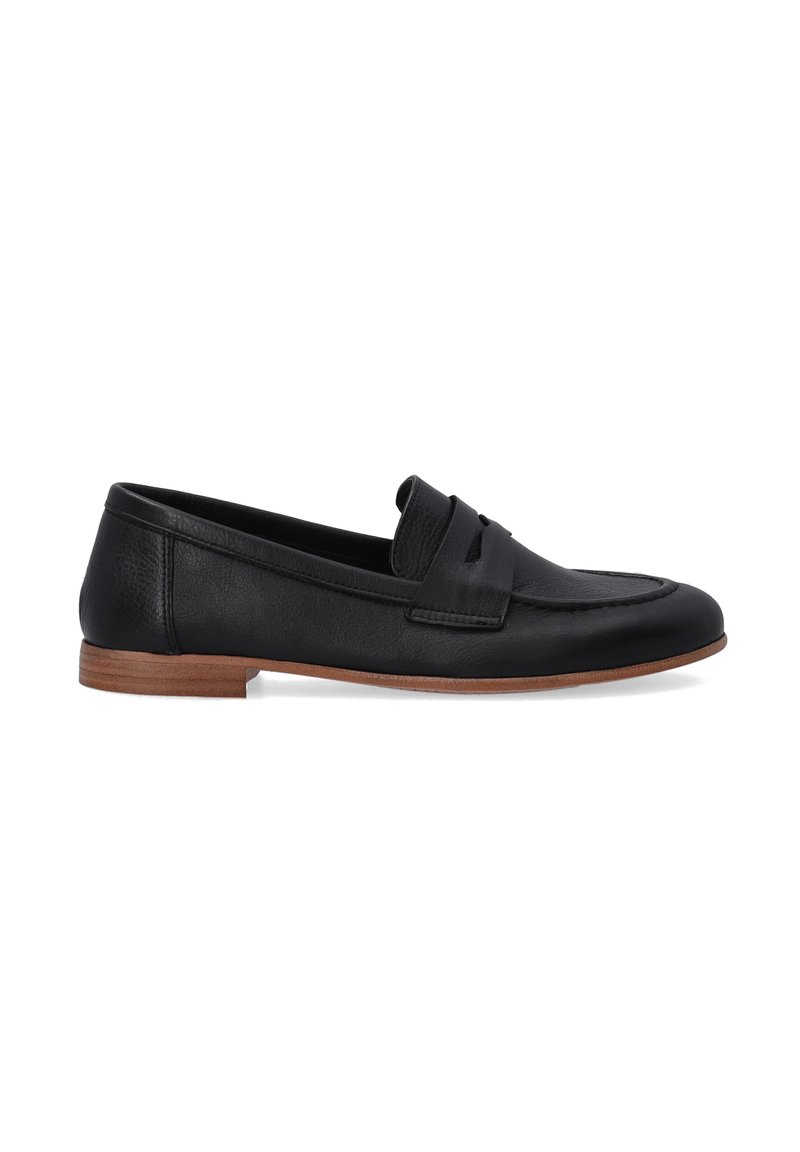 Schwarze Leder-Slipper mit einem niedrigen Absatz, abgerundetem Zehenbereich und dekorativem Riemen; verfügen über eine strukturierte Oberfläche und eine kontrastierende braune Sohle.