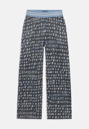Pantaloni a gamba larga blu e grigi con una cintura a righe a coste, caratterizzati da forme geometriche e dettagli testuali. Realizzati in tessuto morbido.