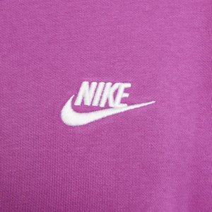 Paarse stof met een gladde textuur, voorzien van een wit geborduurd Nike-logo in de rechterbenedenhoek.
