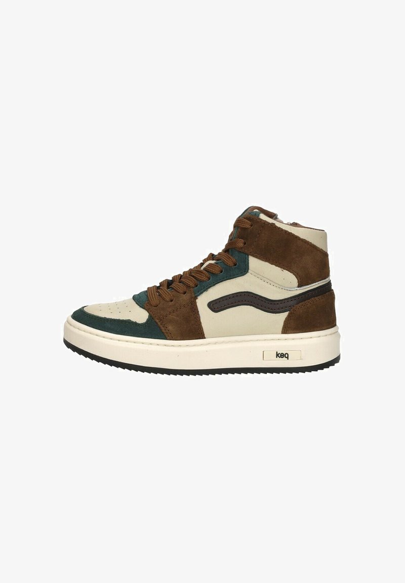 Hoge sneakers in beige, bruin en groene suede, met textielen panelen, ronde neus en een gestructureerde rubberen zool met een logo-accent.