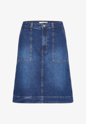 Jupe A-line en denim bleu moyen avec deux poches avant, une fermeture par bouton et des accents de couture visibles le long de l'ourlet et des poches.