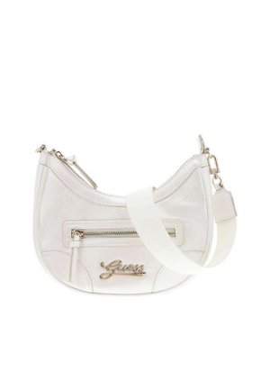 Sac à bandoulière blanc en forme de croissant avec poche zippée dorée, large bandoulière et logo "Guess" doré sur le devant.