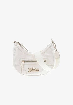 Sac à bandoulière blanc en forme de croissant avec poche zippée dorée, large bandoulière et logo "Guess" doré sur le devant.
