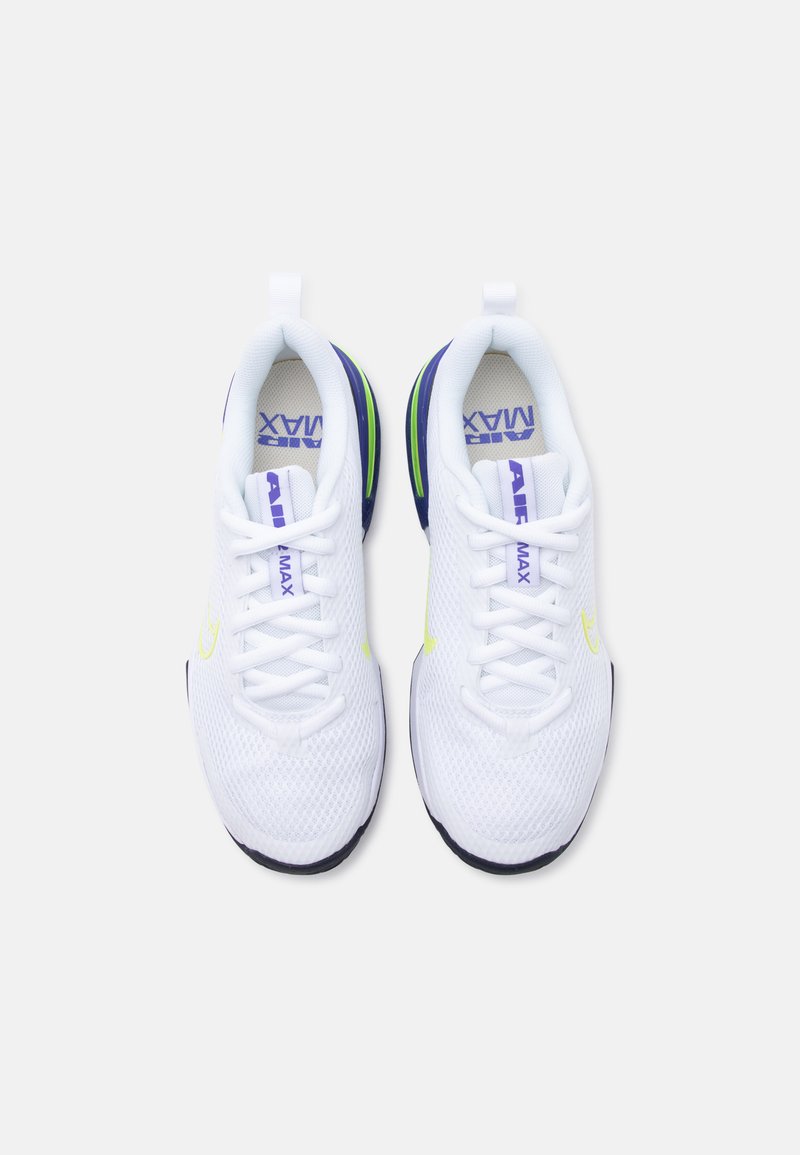 Para białych sneakersów Nike Air Max z fioletowymi i żółtymi akcentami widziana z góry na białym tle.