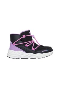 Schwarz-lila wasserdichte High-Top-Sportschuhe mit einem strukturierten Stoff-Obermaterial, elastischen Schnürsenkeln und einer weißen, geriffelten Gummisohle.