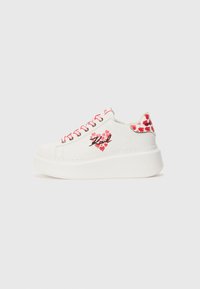 Baskets blanches avec une épaisse semelle blanche, des lacets rouges et des motifs en forme de cœur avec "Kail" et d'autres détails sur les côtés et l'arrière.
