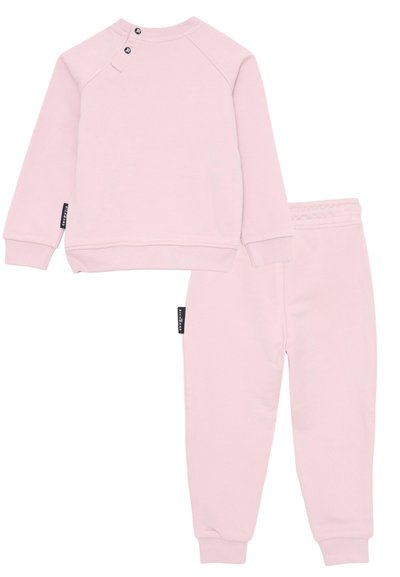 Set di felpa rosa chiaro e pantaloni coordinati. La felpa presenta un collo a giro, dettagli in bottoni sulla spalla e polsini a costine. Tessuto morbido.