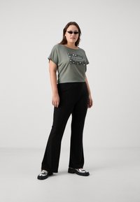ONLY Carmakoma CARKETTY LIFE MIX TEE  - Apdrukāts T-krekls - deep lichen green