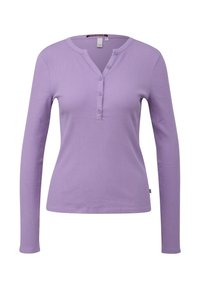 Koszulka henley z długim rękawem w jasnym lawendowym kolorze, o prążkowanej fakturze, z pliską na trzy guziki, zaokrąglonym dekoltem i małym logo po boku.