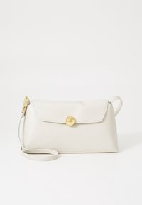 Světle šedá kožená kabelka s klopou, zlatým zapínáním na cvok a odnímatelným popruhem. Hladký povrch, jednoduchý design a žádné viditelné vzory.