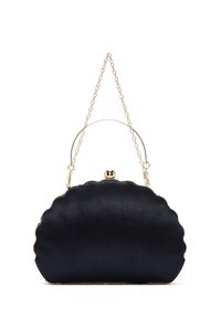 Borsa in satin nera con design a ondine, hardware dorato e tracolla a catena. Chiusura a scatto nella parte superiore.