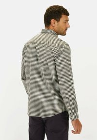 Zwart-witte geruite lange mouwen overhemd, met een button-down kraag en manchetten, in een standaard pasvorm en een zachte katoenen textuur.