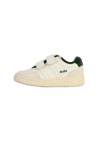 Zapatilla baja blanca hecha de cuero y ante, con dos correas de velcro, detalles verdes en el talón y una suela de goma con un dibujo texturizado.