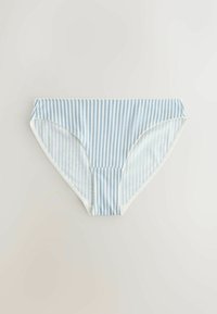 Hellblau-weiß gestreifte Damenunterwäsche im Bikini-Stil, flach auf weißem Hintergrund liegend.