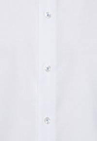 Witte button-up shirt met doorzichtige knopen met een blauwe accent, gladde textuur en een klassieke kraagontwerp.
