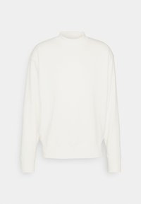 Felpa bianca in cotone con collo alto, spalle scese, maniche lunghe e vestibilità rilassata. Tessuto liscio e design minimale.