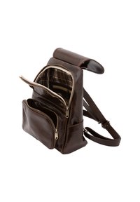 Bruine leren rugzak met meerdere ritsen, een ruitpatroon voering en verstelbare banden. Heeft twee externe zakken en een klep aan de bovenkant.