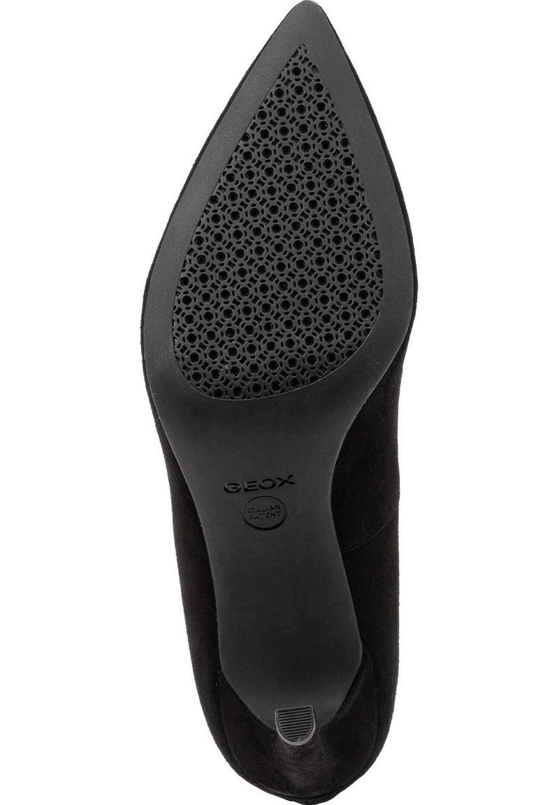 Scarpa in suede nera con punta affusolata e suola in gomma testurizzata dotata di fori di ventilazione. Logo Geox presente sulla suola.