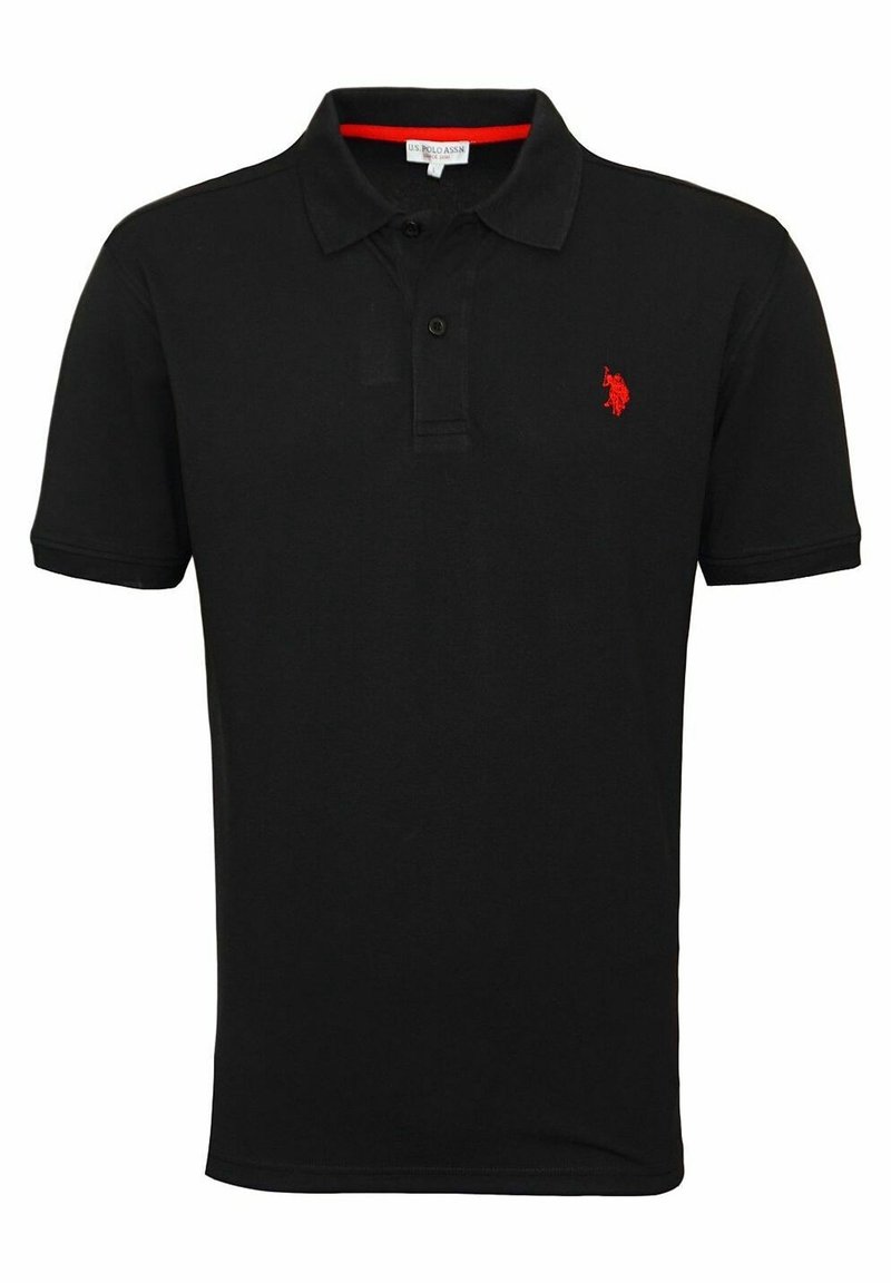 Polo noir à manches courtes avec col, patte à deux boutons, et petit logo rouge brodé sur la poitrine gauche.