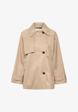 Manteau beige avec un large col, des boutons sur le devant, des poches latérales et une coupe décontractée. Fabriqué en tissu léger et lisse avec un design épuré.
