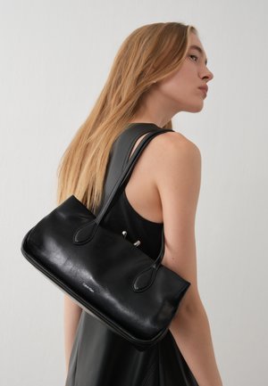 Calvin Klein, EXCLUSIVE HIGH SHINE SHOULDER BAG - Bolso de mano - black