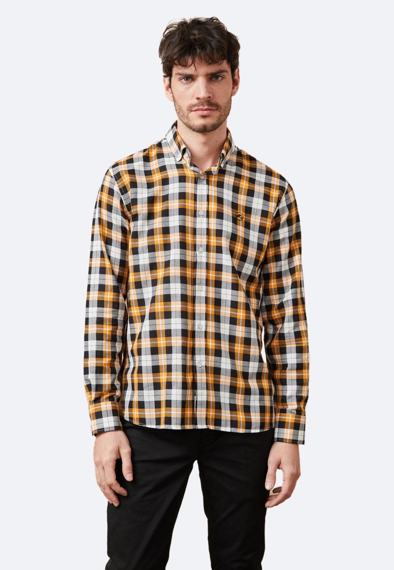 Camisa de cuadros de manga larga con estampado en negro, blanco y naranja, cuello abotonado y logo en el pecho, fabricada con tejido resistente.