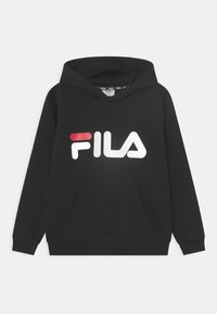 Sudadera negra de algodón con un bolsillo frontal. Presenta un gran logo blanco de "FILA" y un acento rojo. Puños y dobladillo acanalados.