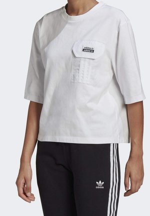 Biały bawełniany t-shirt z krótkim rękawem, z kieszenią na piersi ozdobioną czarno-białym logo Adidas. Luźny krój, miękka tkanina i schludne linie.