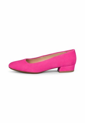 Zapato de mujer de color rosa brillante con tacón bajo, puntera redondeada y material suave de ante, mostrado de perfil sobre un fondo blanco.