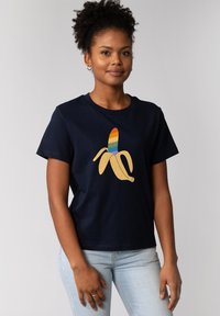 Marineblaues Baumwoll-T-Shirt mit grafik einer Banane und einem regenbogenfarbigen Oberteil. Kurze Ärmel und entspannte Passform. Einfaches, minimalistisches Design.