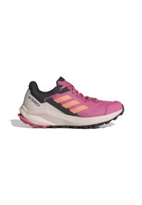 Zapatilla deportiva rosa y negra con una parte superior de malla transpirable, superposiciones texturizadas, suela de goma y un distintivo diseño de tres rayas en naranja.