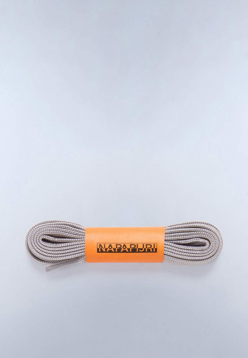Cordones de zapato grises envueltos con una etiqueta naranja que presenta "NAPAPIJRI" en negro. Los cordones están trenzados con puntas afiladas para facilitar el enhebrado.