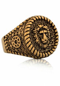 Inel cu motiv de leu auriu, având modele geometrice intricate și un design texturat de funie în jurul marginii, cu o suprafață netedă și lucioasă.