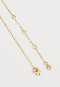 Collana in oro con maglie circolari, un fermaglio e un accento a forma di cuore. Finitura liscia con una texture lucida.