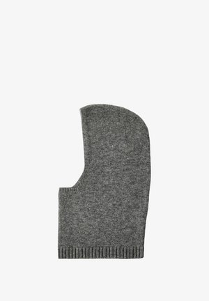 Siva pletena balaclava s mekom teksturom, koja ima zaobljen vrh i otvor za lice, s rebrastim rubom na dnu.